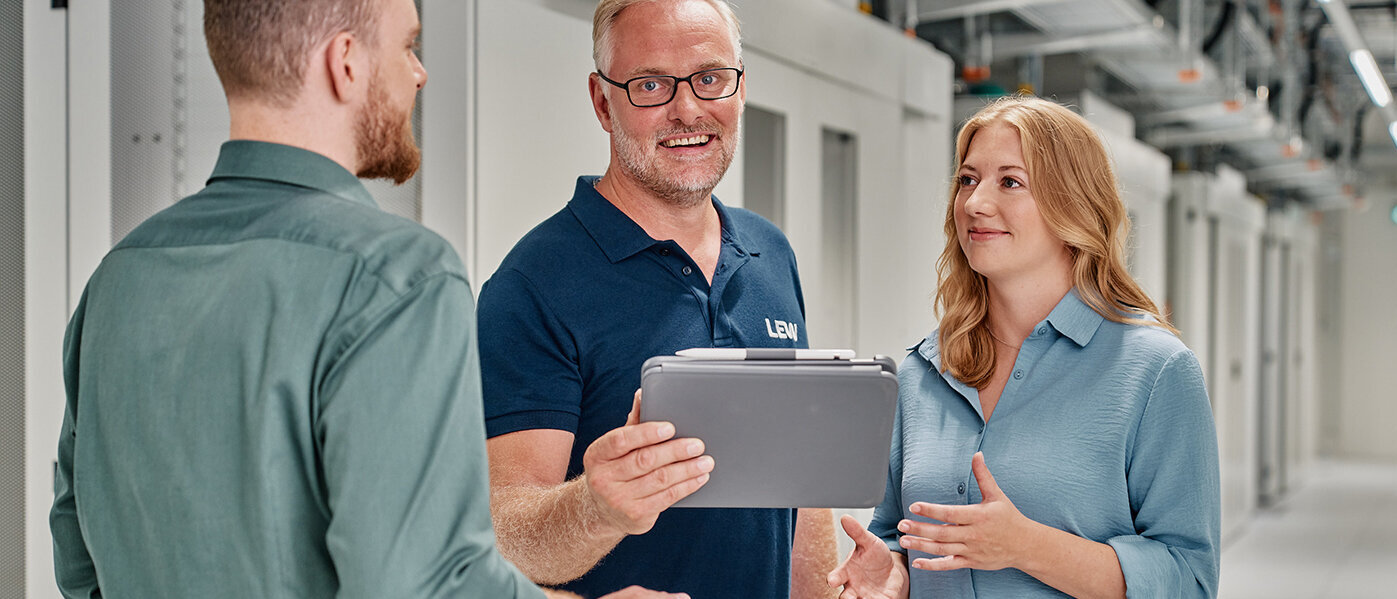 Beratung eines LEW Mitarbeiters mit zwei Personen im Rechenzentrum LEW Green Data Center Beratung eines LEW Mitarbeiters mit zwei Personen im Rechenzentrum LEW Green Data Center