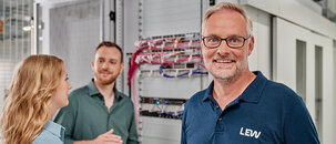 Beratung eines LEW Mitarbeiters mit zwei Personen im Rechenzentrum LEW Green Data Center