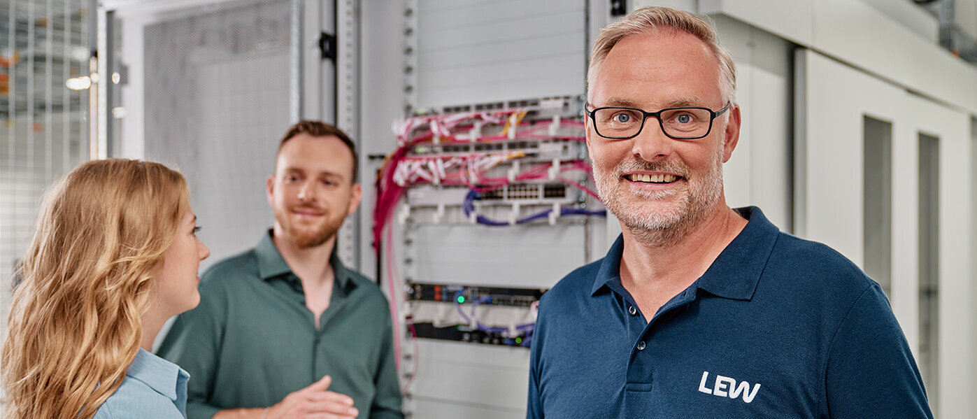 Beratung im LEW Green Data Center Beratung eines LEW Mitarbeiters mit zwei Personen im Rechenzentrum LEW Green Data Center