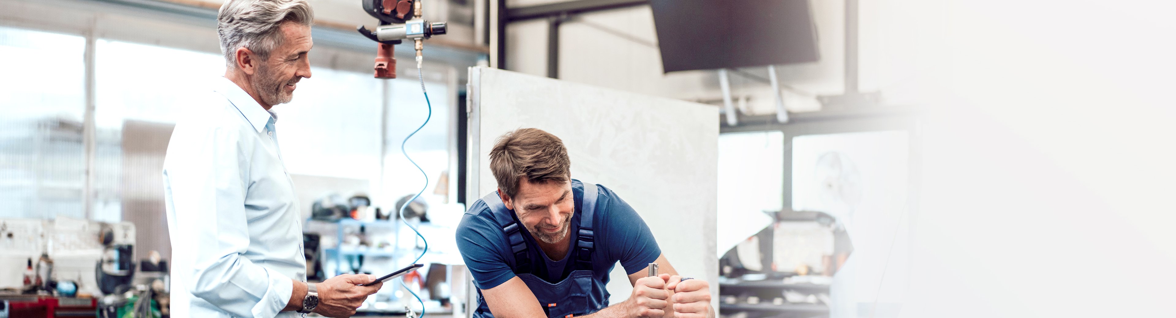 LEW Green Data Centers Zielgruppe Industrie Titelbild | LEW TelNet Ein Ingenieur und ein Mechaniker arbeiten und stehen für die Zielgruppe Industrie | LEW Green Data Centers