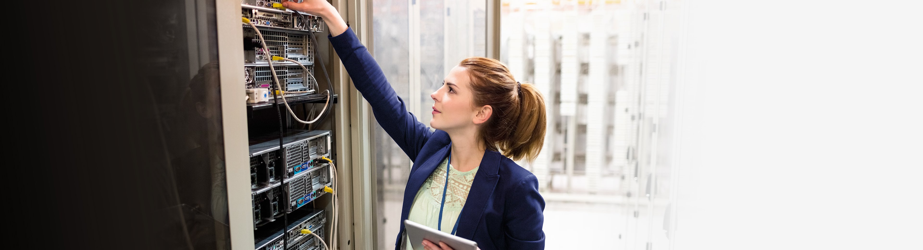 LEW Green Data Center Zielgruppe IT Titelbild | LEW TelNet Eine Frau arbeitet an einem Rack und steht für die Zielgruppe IT | LEW Green Data Center